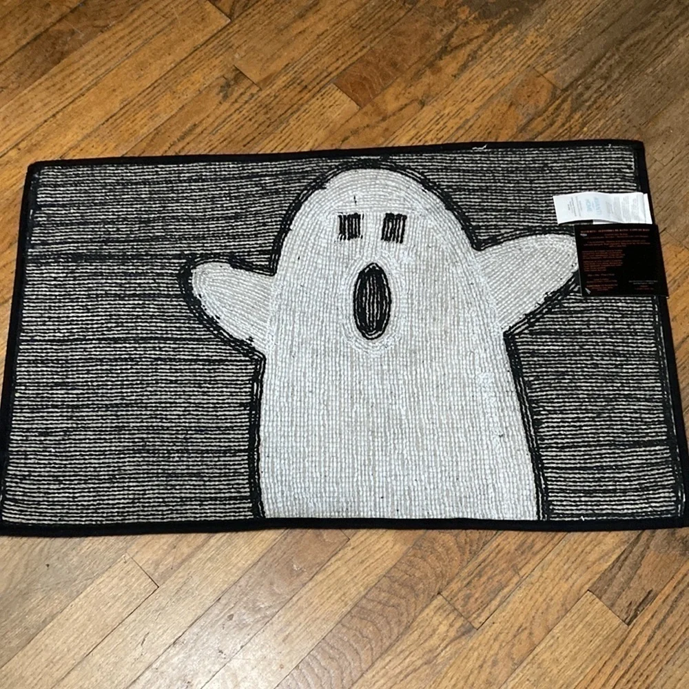 ONLY 2 LEFT! NWT AVANTI GHOST BLACK AND WHITE HALLOWEEN BATH MAT/RUG